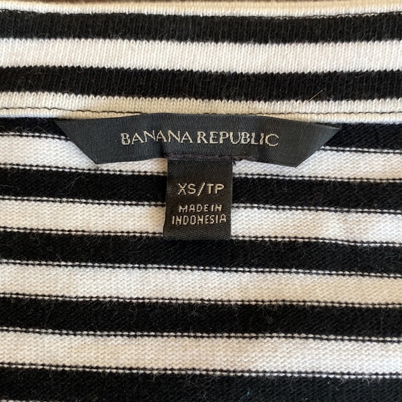 Banana republic ladies tunic sweater in black and white stripes size XS. - Picture 3 of 6